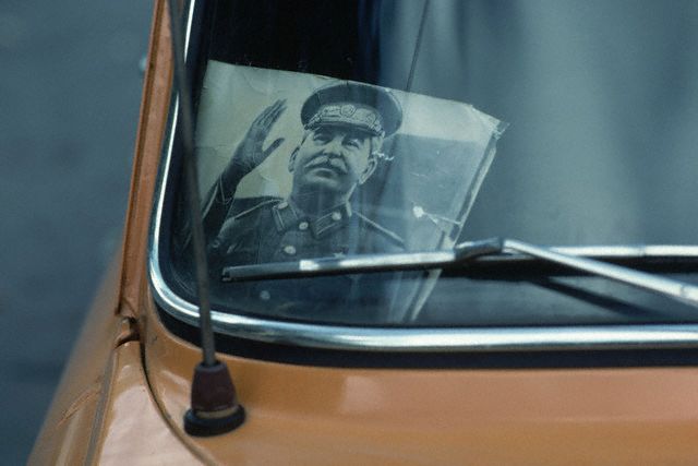 1981 год. На некоторых автомобилях висел портрет Сталина.
