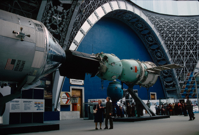 15 мая 1987 года. Москва. ВДНХ. Павильон «Космос» На заметку: после первого полета человека в космос, в 1961-м году, выставку, помимо всего остального, украсила копия ракеты Гагарина.