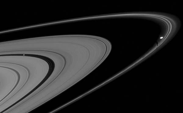 Сатурн в объективах межпланетной станции Cassini (24 фото)