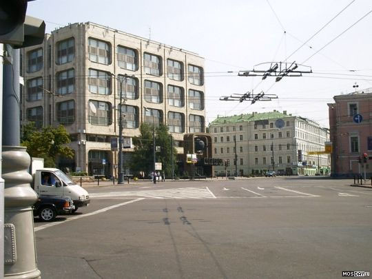 Вышло вот что. Причём, здание ТАСС должно было быть в 20 этажей высотой, советский начальник по неизвестной причине запретил строить выше того, что получалось. Поэтому входная группа смотрится несколько странно в общем масштабе.