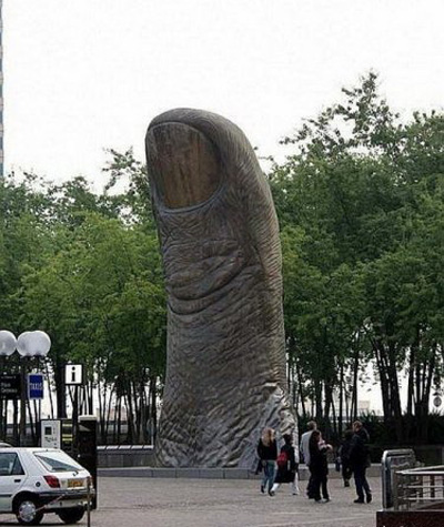 Памятник палецу