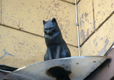 Памятник черному коту