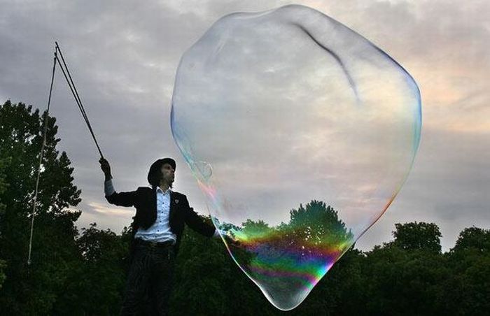 Гигантские мыльные пузыри (13 фото)