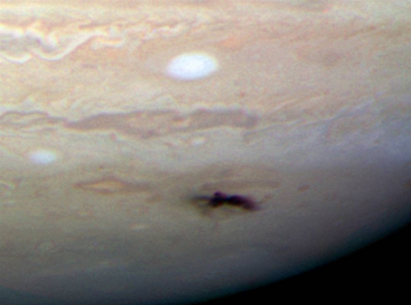 Усовершенствованный космический телескоп Hubble сделал снимок этого «синяка» в туманности Юпитера 23 июля. Астрономы полагают, что темная точка появилась, когда ранее в этом месяце комета врезалась в огромную планету. Это первый снимок широкоформатной камеры телескопа Hubble, которая была установлена во время полета в космос в мае. (NASA, ESA, H. Hammel (SSI), Jupiter Impact Team)
