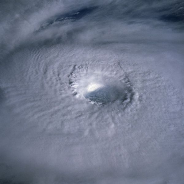 Снимки центра урагана (30 фото)
