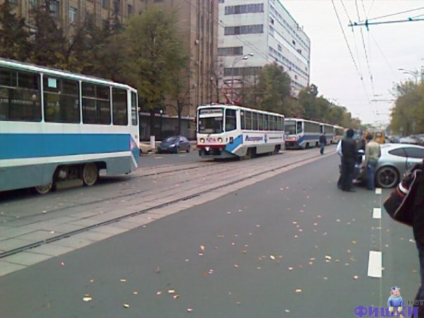 Трамвай атаковал Феррари (5 фото)