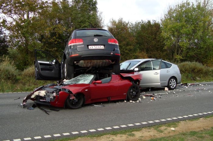 Авария с участием VW Touareg, Tesla Roadster и Toyota Prius (3 фото)