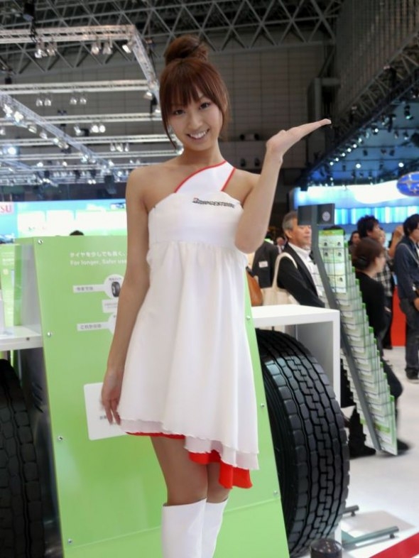 Девушки с выставки автомобилей в Японии (44 фото)